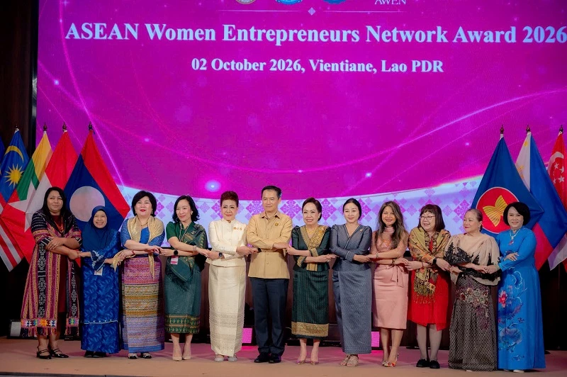 Bà Đồng Thị Ánh (ngoài cùng bên phải) cùng trưởng đoàn nữ doanh nhân các nước ASEAN chụp ảnh lưu niệm với Bộ trưởng Bộ Công Thương Lào.