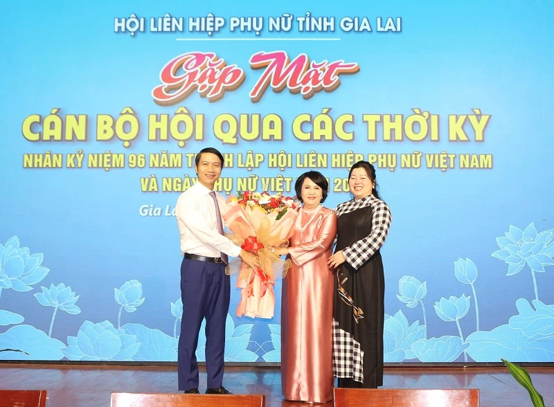 Nguyễn Ngọc Lương – Phó Bí thư Tỉnh ủy, Chủ tịch Ủy ban MTTQ Việt Nam tỉnh Gia Lai và bà Lê Thị Ngọc Lam – Chủ tịch Hội LHPN tỉnh Gia Lai đã tặng hoa chúc mừng bà Đồng Thị Ánh 