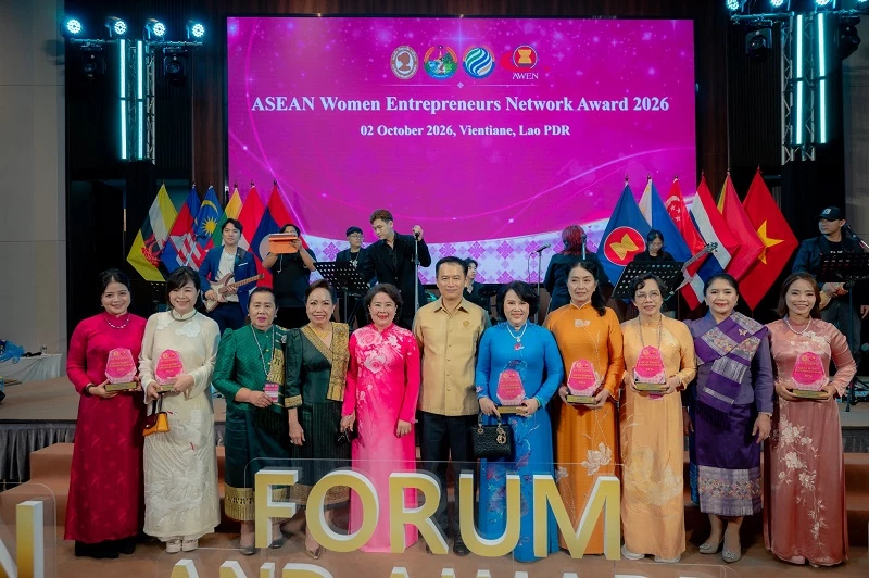 Các đại biểu chúc mừng các Nữ doanh nhân Việt Nam nhận Giải thưởng Nữ doanh nhân ASEAN xuất sắc năm 2026.