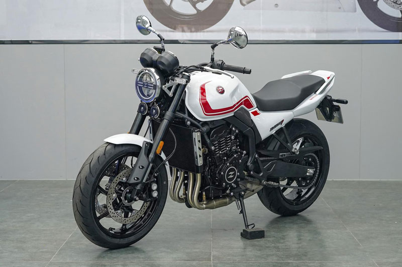 Môtô 4 xi lanh dung tích 470cc, trang bị tiên tiến, giá gần 120 triệu đồng