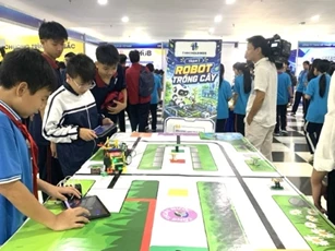 Triển lãm robot thúc đẩy ứng dụng công nghệ giải bài toán của Hà Nội