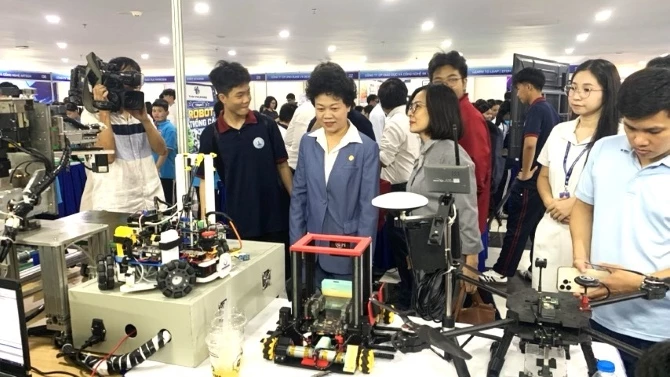 Bà Nguyễn Tố Quyên - Phó Giám đốc Sở Khoa học và Công nghệ cùng PGS.TS Chu Cẩm Thơ - Phó Tổng giám đốc Đại học Phenikaa tham quan các gian hàng triển lãm.