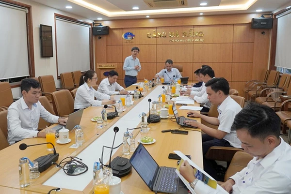 Ông Trần Lê Tuấn báo cáo tại cuộc họp thường kỳ quý III/2026 của Hội đồng quản trị Công ty Cổ phần Cảng Đà Nẵng.