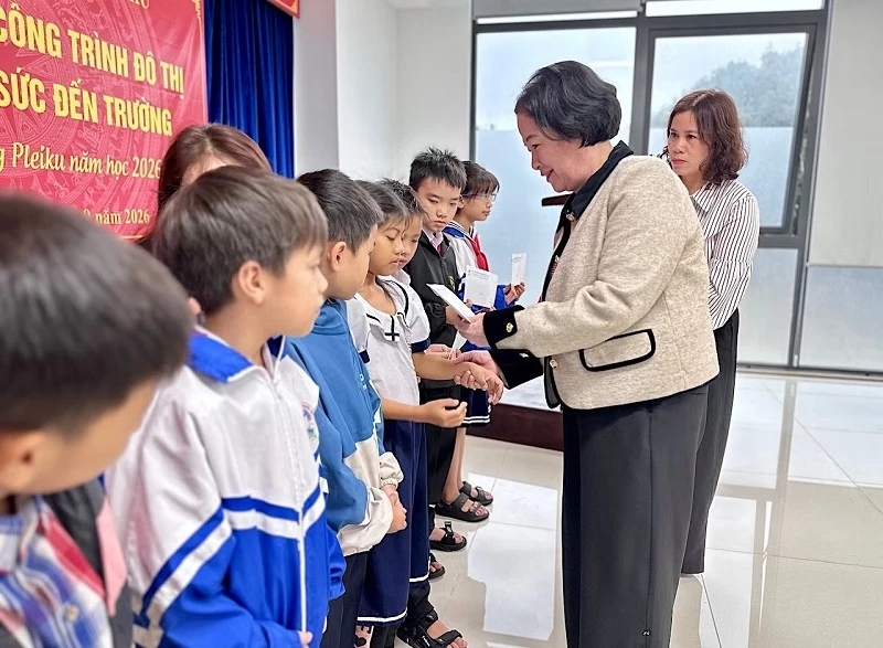 Bà Nguyễn Thị Sen, Chủ tịch Hiệp hội Doanh nghiệp tỉnh, Chủ tịch HĐQT kiêm Tổng Giám đốc Công ty cổ phần Công trình Đô thị Gia Lai trao quà cho các em học sinh phường Pleiku. 