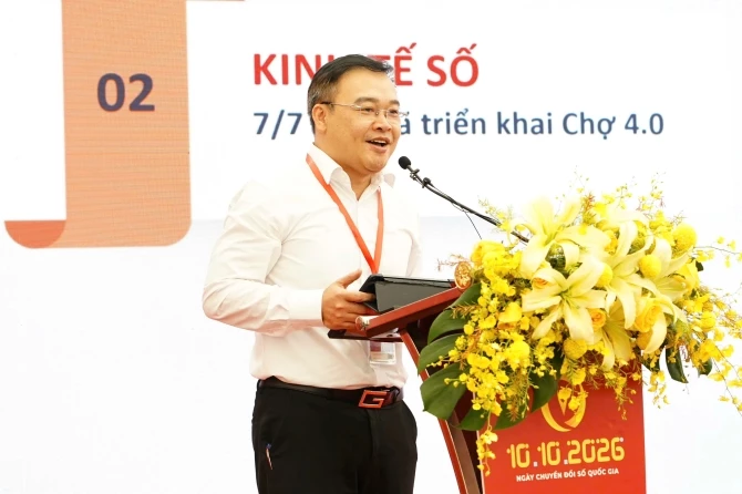 Ông Vũ Xuân Trường - Chủ tịch UBND phường Việt Hưng, thành phố Hà Nội trình bày tham luận tại Lễ chào mừng Ngày Chuyển đổi số quốc gia 9/10.