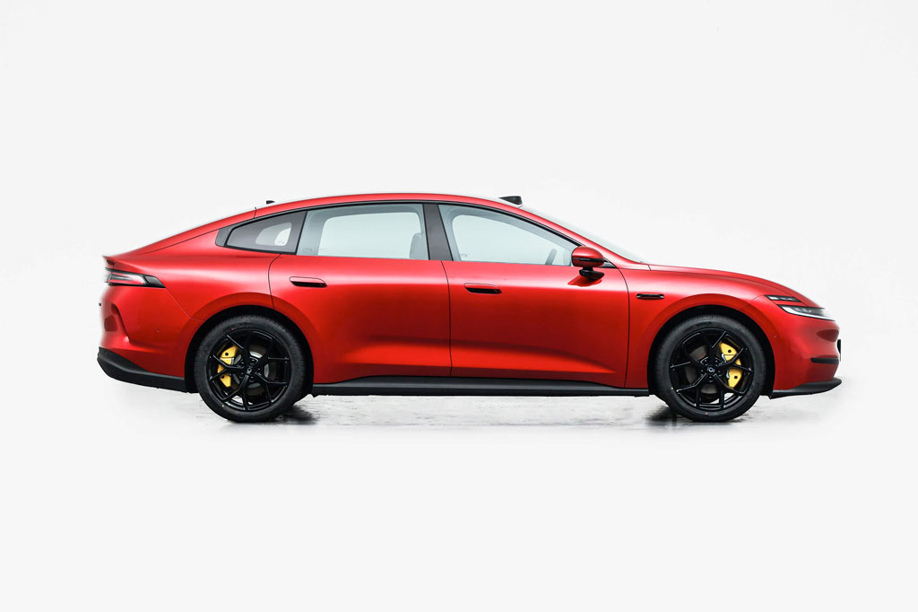 Xe sedan hạng D công suất 286 mã lực, trang bị tiên tiến, giá chưa tới 500 triệu đồng