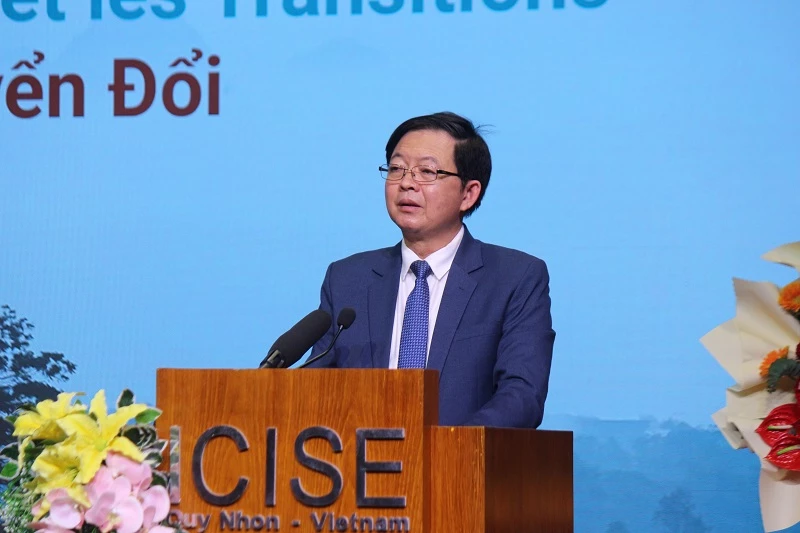 Phó Thủ tướng Chính phủ Hồ Quốc Dũng đã đến dự và phát biểu chào mừng.