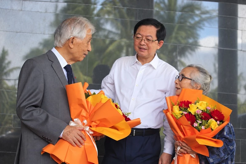 Phó Thủ tướng Chính phủ Hồ Quốc Dũng tặng hoa chúc mừng vợ chồng GS Trần Thanh Vân và GS Lê Kim Ngọc.