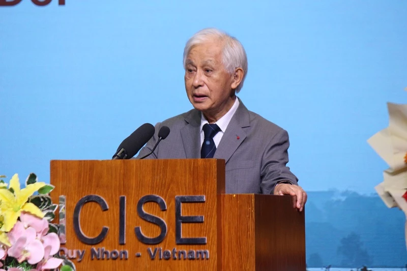 GS Trần Thanh Vân - Chủ tịch Hội Khoa học gặp gỡ Việt Nam, Giám đốc ICISE phát biểu khai mạc Đối thoại Quy Nhơn.