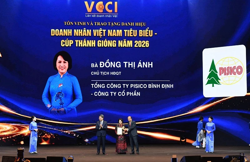 Bà Đồng Thị Ánh - Chủ tịch HĐQT Tổng công ty PISICO Bình Định – CTCP, được trao tặng danh hiệu “Doanh nhân Việt Nam tiêu biểu – Cúp Thánh Gióng” năm 2026