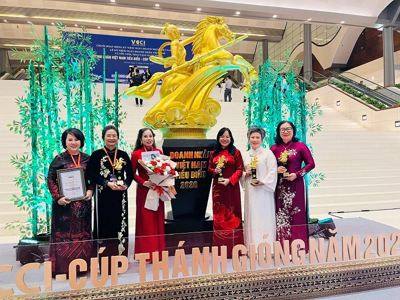 Các nữ doanh nhân chung vui cùng bà Đồng Thị Ánh tại lễ vinh danh.