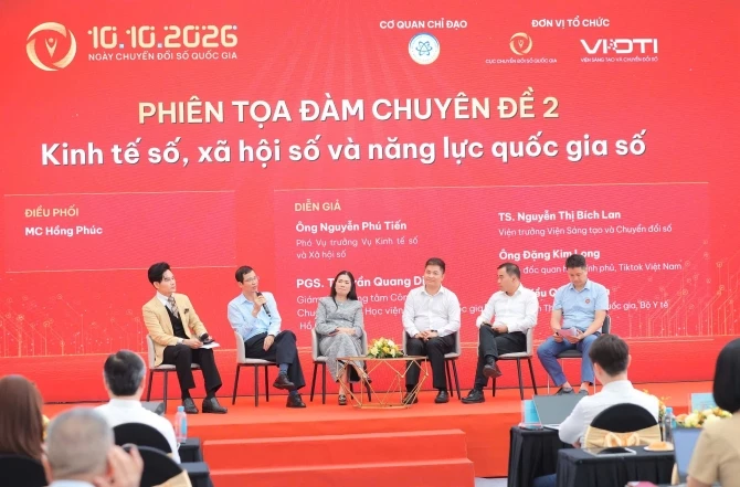 Các diễn giả tham gia phiên tọa đàm chuyên đề Kinh tế số, xã hội số và năng lực quốc gia trong Diễn đàn Chuyển đổi số quốc gia.