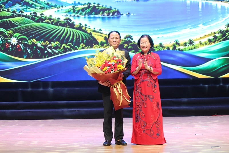 Bà Nguyễn Thị Sen - Chủ tịch Hiệp hội Doanh nghiệp tỉnh Gia Lai tặng hoa tri ân sự đồng hành, hỗ trợ với cộng đồng doanh nghiệp của Chủ tịch UBND tỉnh Gia Lai Phạm Anh Tuấn.