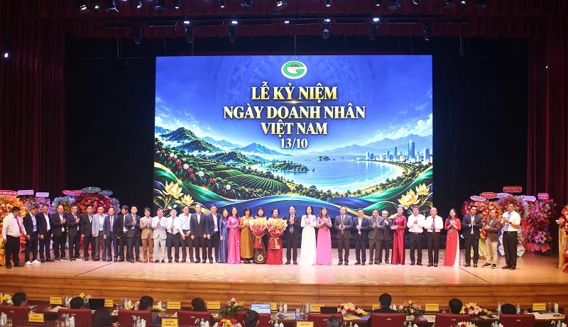 Lãnh đạo UBND tỉnh Gia Lai chúc mừng ra mắt Ban Chấp hành Hiệp hội Doanh nghiệp tỉnh Gia Lai nhiệm kỳ 2026–2031.