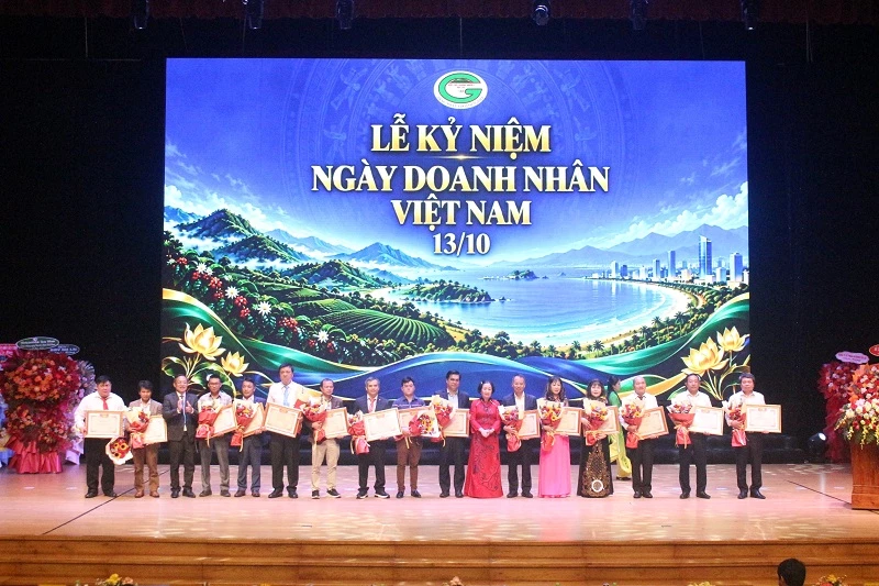 Tặng bằng khen Hiệp hội Doanh nghiệp nhỏ và vừa Việt Nam tặng bằng khen cho Hiệp hội Doanh nghiệp tỉnh Gia Lai và 23 cá nhân có thành tích trong xây dựng, phát triển Hiệp hội. 