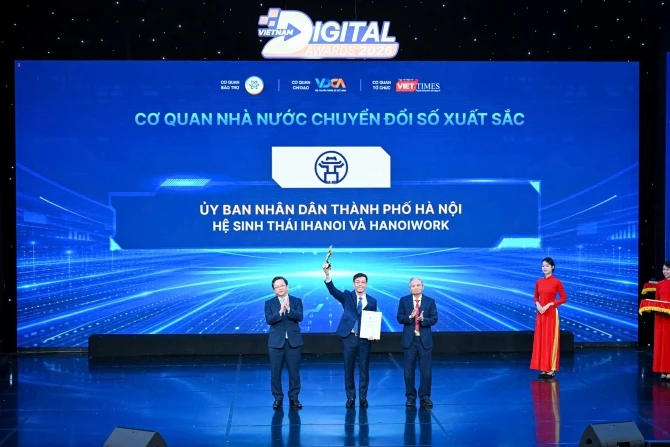 Giám đốc Sở Khoa học và Công nghệ Cù Ngọc Trang nhận giải thưởng. Ảnh: Lê Minh. Giám đốc Sở Khoa học và Công nghệ Cù Ngọc Trang nhận giải thưởng. Ảnh: Lê Minh.