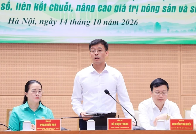 Giám đốc Sở Khoa học và Công nghệ Hà Nội Cù Ngọc Trang trả lời kiến nghị của nông dân. Ảnh: Xuân Hải.