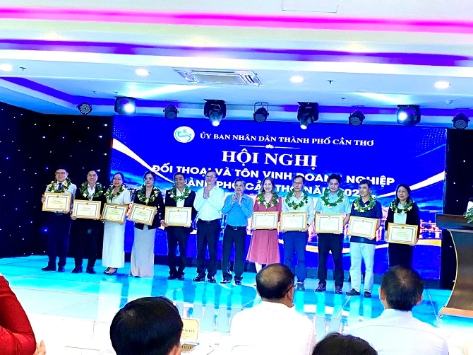 Ảnh 2-  Trao Bằng khen của Chủ tịch UBND TP Cần Thơ cho 97 doanh nghiệp tiêu biểu năm 2026