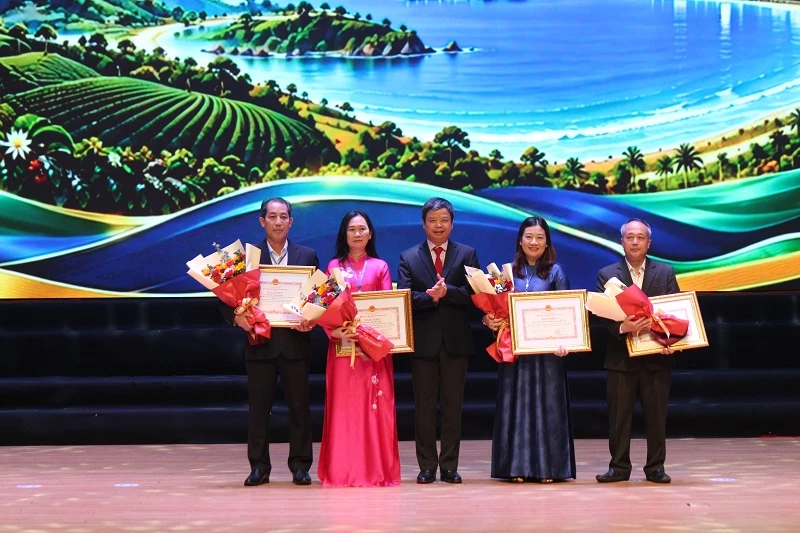 Phó Chủ tịch UBND tỉnh Gia Lai Nguyễn Hữu Quế tặng bằng khen của UBND tỉnh cho các doanh nghiệp, doanh nhân tiêu biểu.