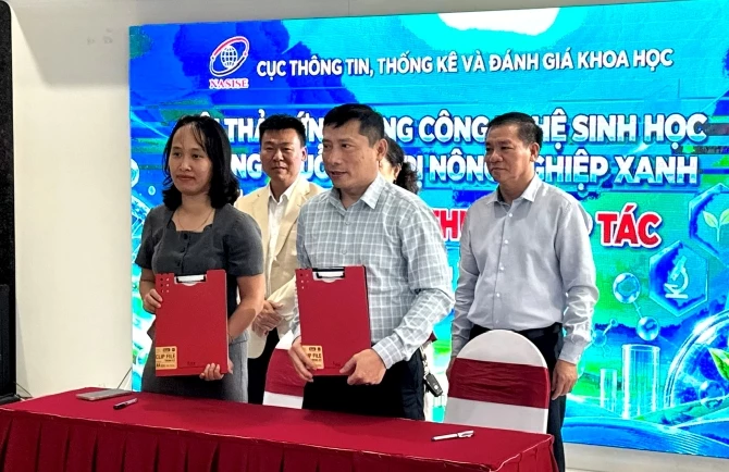 Tại Techmart cũng diễn ra lễ ký kết biên bản ghi nhớ giữa Công ty cổ phần công nghệ vi sinh và môi trường và HTX Nông nghiệp hữu cơ Việt Hùng.