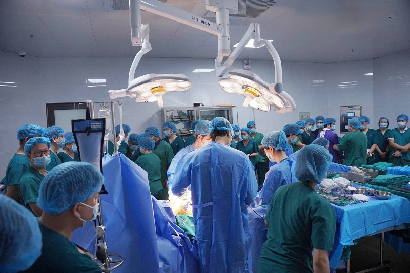 Các bác sĩ thực hiện ca phẫu thuật hiến tạng từ người chết não đầu tiên được thực hiện tại tỉnh Gia Lai.