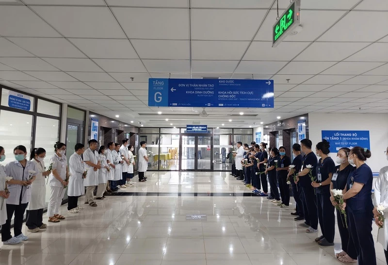 Ban lãnh đạo cùng các cán bộ, nhân viên Bệnh viện Hùng Vương Gia Lai tiễn biệt nữ giáo viên trẻ hiến tạng