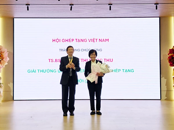 Hội Gh&eacute;p tạng Việt Nam chúc mừng TS.BS Dư Thị Ngọc Thu là người Việt Nam đầu tiên được nhận Giải thưởng Unsung Hero của Hội Gh&eacute;p tạng thế giới.