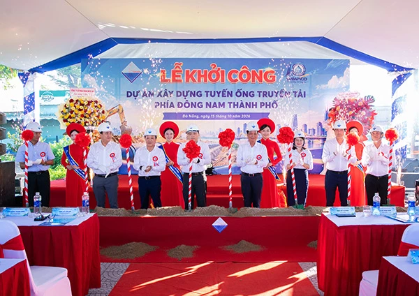Thực hiện nghi thức khởi công dự án.