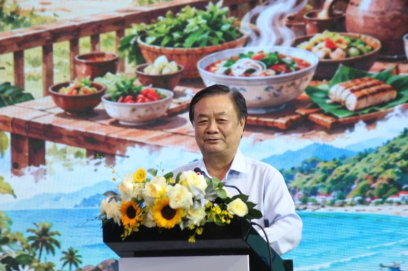 ông Lê Minh Hoan - nguyên Phó Chủ tịch Quốc hội, nguyên Bộ trưởng Bộ Nông nghiệp và Phát triển nông thôn, chia sẻ thông tin tại hội thảo.