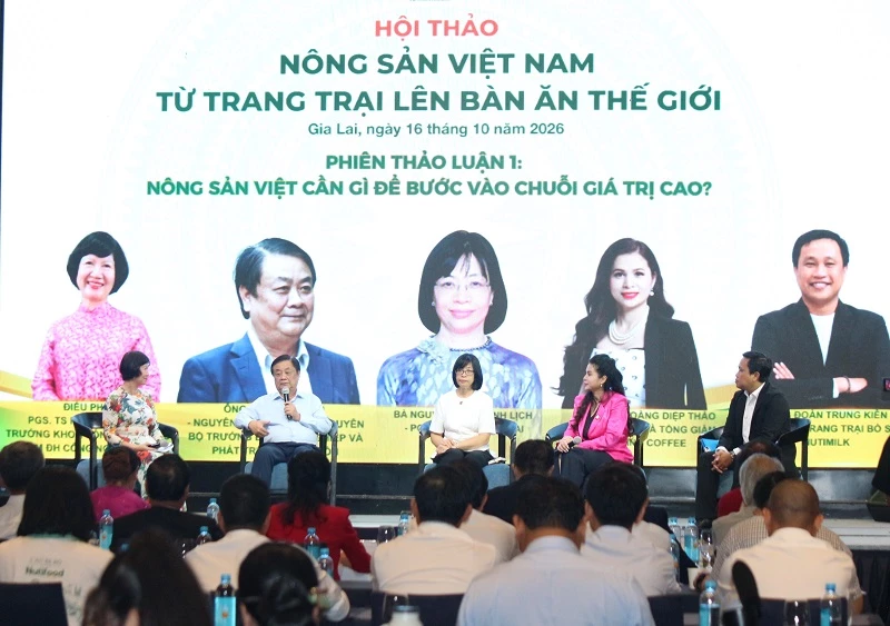Ông Lê Minh Hoan cùng các diễn giả tham gia phiên thảo luận.