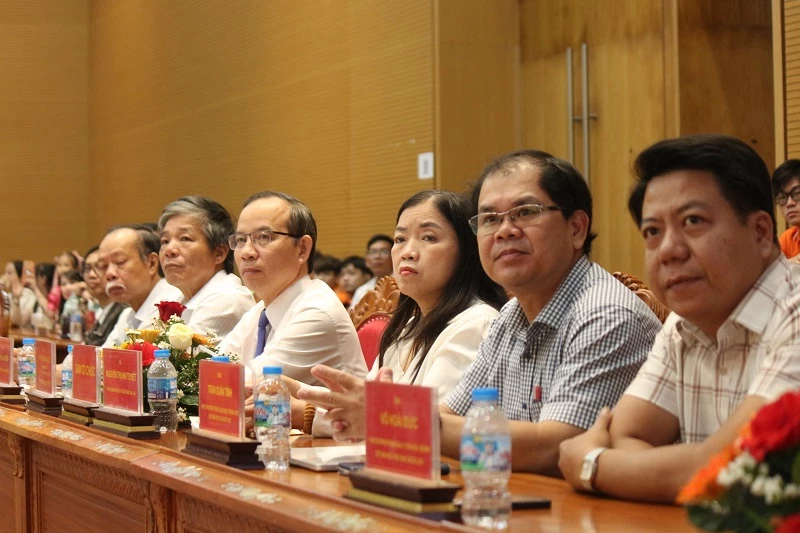 Đại diện ban tổ chức và ban cố vấn chuyên môn của chương trình.