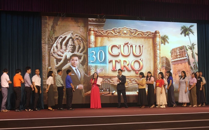 Thầy cô giáo tham gia trò chơi để cứu trợ học sinh trở lại sàn đấu.
