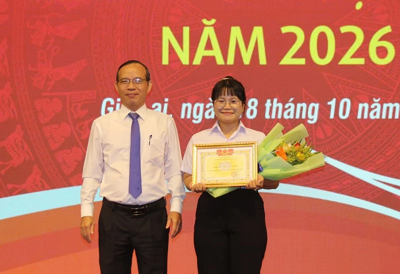 Đào Trúc Mai - học sinh lớp 11A3, Trung tâm Giáo dục nghề nghiệp - Giáo dục thường xuyên An Nhơn, giành giải nhất. 