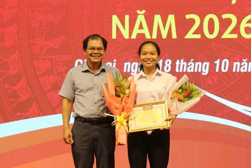 Em Phan Thị Thuý Ngân - Trường THPT Nguyễn Trân, giành giải nhì và giải triển vọng.