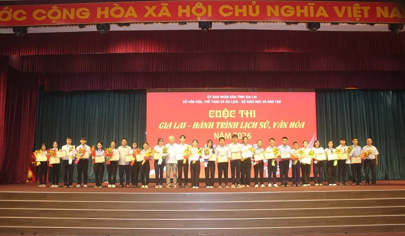 Ban tổ chức trao 24 giải khuyến khích cho các em học sinh. 