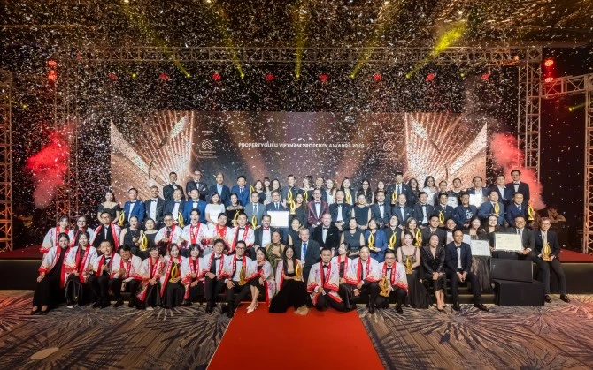 Đại diện các đơn vị chiến thắng tại giải thưởng Bất động sản Việt Nam PropertyGuru lần thứ 12.