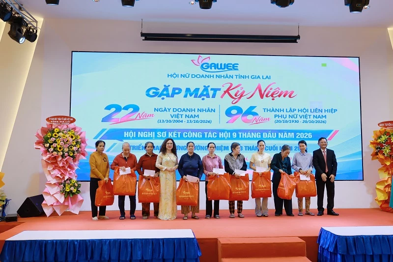 Ông Nguyễn Tự Công Hoàng - Phó Chủ tịch UBND tỉnh Gia Lai và bà Cao Thị Kim Lan – Phó Chủ tịch Hội Nữ doanh nhân tỉnh Gia Lai trao quà cho các phụ nữ khó khăn.  