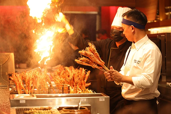 Điểm nhấn của Hura Izakaya là trải nghiệm nướng cát.