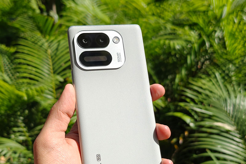 Smartphone 2 màn hình, pin 6.000mAh, độ bền quân đội, giá gần 7 triệu đồng
