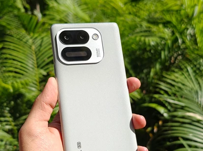 Smartphone 2 màn hình, pin 6.000mAh, độ bền quân đội, giá gần 7 triệu đồng