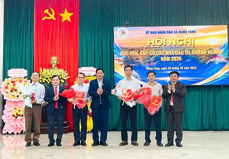 Lãnh đạo xã Mang Yang trao bản ghi nhớ cho các nhà đầu tư. Lãnh đạo xã Mang Yang trao bản ghi nhớ cho các nhà đầu tư.