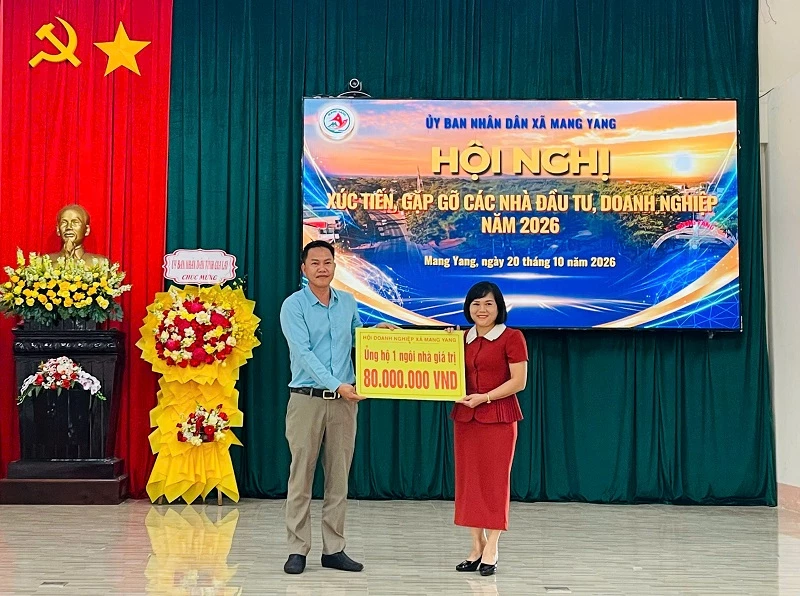 Đại diện Hội Doanh nghiệp xã trao kinh phí hỗ trợ xây dựng 1 ngôi nhà trị giá 80 triệu đồng. Đại diện Hội Doanh nghiệp xã trao kinh phí hỗ trợ xây dựng 1 ngôi nhà trị giá 80 triệu đồng.