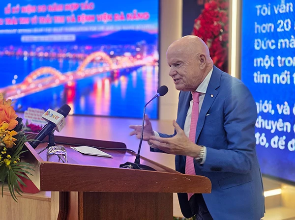 GS.TS danh dự Erich Lejeune chia sẻ tại lễ kỷ niệm 20 năm hợp tác giữa Bệnh viện Đà Nẵng và Tổ chức “Trái tim vì Trái tim” (Heart For Heart).