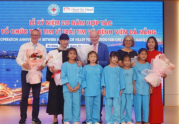 Các bệnh nhi tri ân vợ chồng GS.TS danh dự Erich Lejeune và Tổ chức Heart For Heart.