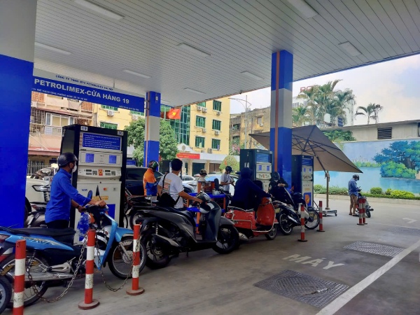 Giá xăng giảm hơn 1.800 đồng/lít