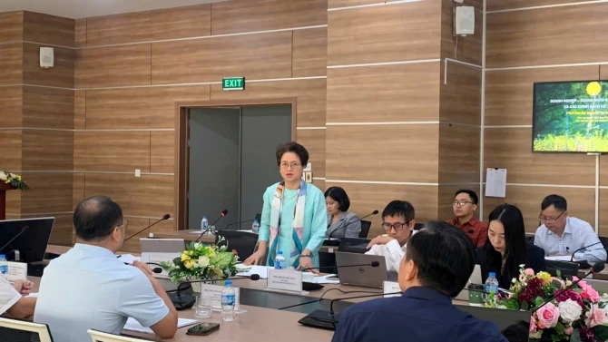 b&agrave; Nguyễn Thị Hương Li&ecirc;n - Ph&oacute; Chủ tịch Thường trực Hiệp hội Doanh nghiệp Khoa học v&agrave; C&ocirc;ng nghệ Việt Nam (VST) ph&aacute;t biểu tại Hội thảo. Ảnh: HT.