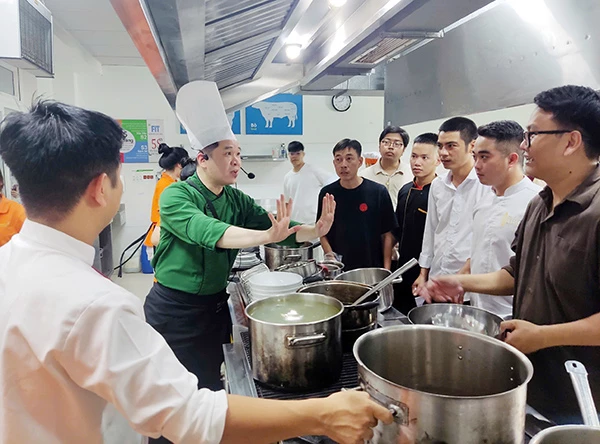 Nghệ nhân tinh hoa Văn hóa ẩm thực Doãn Văn Tuấn trực tiếp hướng dẫn cho các học viên tham gia tập huấn. Nghệ nhân tinh hoa Văn hóa ẩm thực Doãn Văn Tuấn trực tiếp hướng dẫn cho các học viên tham gia tập huấn.
