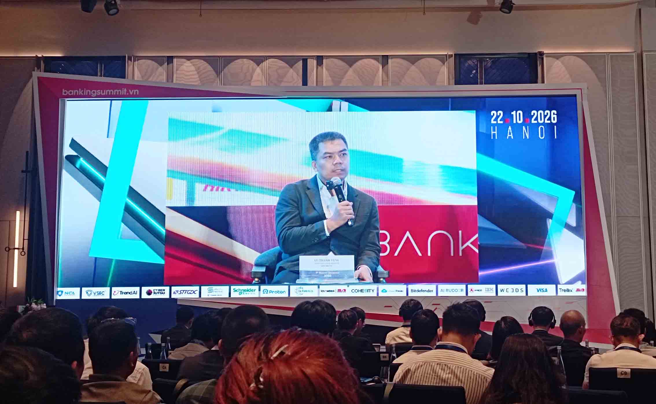 Đồng hành cùng ngân hàng xây dựng “ngân hàng AI-first”