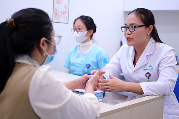 Hỗ trợ 15 cặp vợ chồng hiếm muộn hoàn cảnh khó khăn tìm con