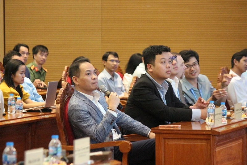 Chuyên gia, nhà đầu tư Trương Thanh Hùng - Phó Chủ tịch Hội đồng cố vấn khởi nghiệp đổi mới sáng tạo quốc gia, trao đổi với các dự án. 